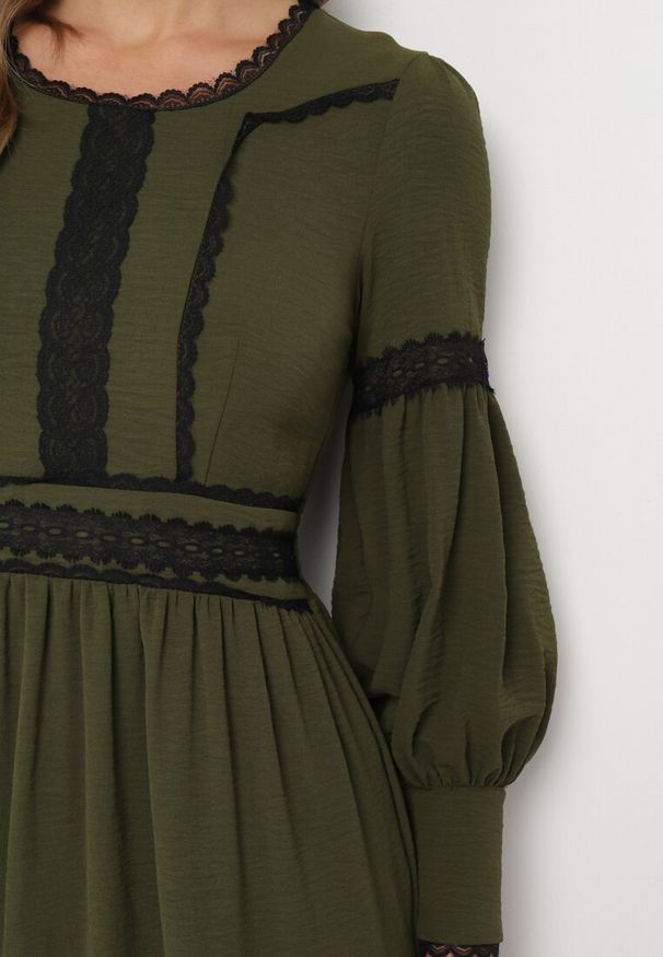 Born2be - Ciemnozielona Rozkloszowana Sukienka Maxi Ozdobiona Koronką z Mankietami Nimaga. Kolor: zielony. Materiał: koronka. Wzór: koronka, aplikacja. Długość: maxi