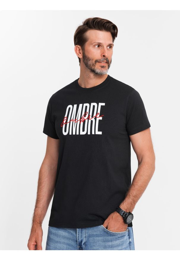 Ombre Clothing - Męska koszulka bawełniana z podwójnym logotypem – czarna V2. Okazja: na co dzień. Kolor: czarny. Materiał: bawełna. Wzór: nadruk, napisy, haft. Styl: casual, klasyczny