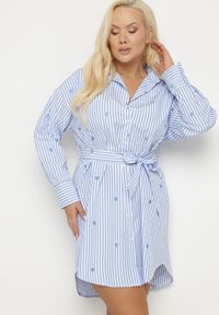 Born2be - Jasnoniebieska Sukienka z Bawełną w Serca Koszulowa w Paski z Wiązaniem w Talii Tolurea. Okazja: na co dzień. Kolor: niebieski. Materiał: bawełna. Długość rękawa: długi rękaw. Wzór: paski. Typ sukienki: koszulowe. Styl: klasyczny, casual #7
