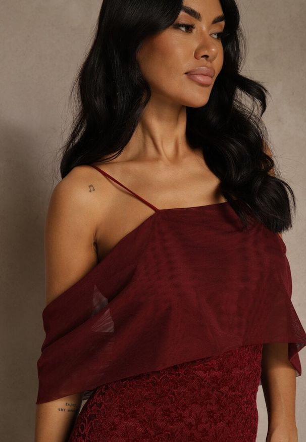 Renee - Bordowa Sukienka o Asymetrycznym Kroju Ozdobiona Falbaną Owedia. Kolor: czerwony. Materiał: poliester. Wzór: aplikacja. Typ sukienki: asymetryczne. Styl: elegancki