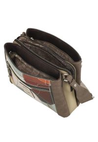 Torebka damska Anekke, na ramię z dekoracyjnym nadrukiem i metalowym logo zapinana na zamek z szerokim regulowanym paskiem oraz ozdobnym brelokiem, b. Kolor: brązowy. Wzór: nadruk #7