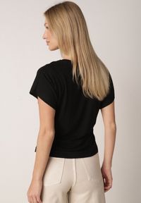 Born2be - Czarny T-shirt z Wiskozy z Trójkątnym Dekoltem Achiore. Okazja: na co dzień. Kolor: czarny. Materiał: wiskoza. Styl: casual, klasyczny #3