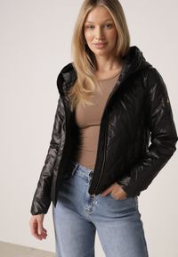 Born2be - Czarna Kurtka Pikowana z Nieodpinanym Kapturem i Aplikacją na Rękawie Endora. Okazja: na spacer, na co dzień. Kolor: czarny. Materiał: poliester, jeans. Wzór: aplikacja. Styl: casual, elegancki #1