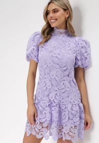 Born2be - Fioletowa Koronowa Sukienka ze Stójką i Bufiastym Rękawem Suminori. Typ kołnierza: kołnierzyk stójkowy. Kolor: fioletowy. Materiał: koronka. Długość: mini #1