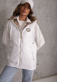 Renee - Biała Długa Kamizelka Pikowana z Nieodpinanym Kapturem Ozdobiona Naszywką Kasseda. Okazja: na co dzień. Kolor: biały. Materiał: poliester, jeans. Długość: długie. Wzór: aplikacja. Styl: casual #1