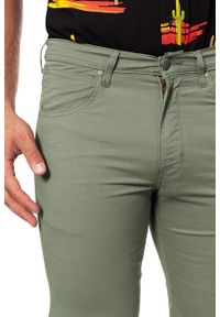 Wrangler - WRANGLER SPODNIE MĘSKIE ARIZONA MOSS GREEN W12OV6330. Materiał: materiał #6