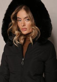 Renee - Czarna Pikowana Kurtka z Kapturem i Ozdobnym Futerkiem Zepiola. Okazja: na spacer. Typ kołnierza: kaptur. Kolor: czarny. Materiał: futro. Styl: elegancki #4