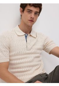 Reserved - Strukturalny sweter polo - kremowy. Typ kołnierza: polo. Kolor: kremowy. Materiał: bawełna, dzianina