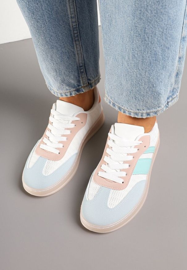 Born2be - Biało-Niebieskie Sneakersy Typu Tenisówki z Ozdobnymi Paskami Amodelle. Okazja: na co dzień. Zapięcie: pasek. Kolor: biały. Materiał: jeans. Wzór: paski. Obcas: na obcasie. Wysokość obcasa: niski