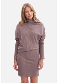 BeWear - Bawełniana ołówkowa sukienka z dzianiny zbluzowana kakao. Okazja: do pracy, na co dzień, na randkę. Typ kołnierza: typu klepsydra, golf, kołnierzyk stójkowy. Materiał: dzianina, bawełna. Typ sukienki: ołówkowe. Styl: casual, elegancki. Długość: mini