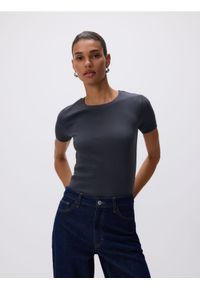 Reserved - T-shirt w prążek - ciemnoszary. Kolor: szary. Materiał: dzianina, bawełna. Wzór: prążki #1
