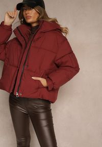 Renee - Bordowa Kurtka Puffer z Pikowaniem Kapturem i Kieszonką przy Rękawie Galeida. Okazja: na co dzień, na spacer. Kolor: czerwony. Materiał: jeans. Długość: krótkie. Styl: casual