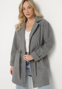 Born2be - Ciemnoszary Płaszcz o Szlafrokowym Kroju z Marszczeniem w Talii i Wiązanym Paskiem Sartissa. Okazja: na co dzień. Kolor: szary. Materiał: jeans. Długość rękawa: długi rękaw. Długość: długie. Styl: casual, elegancki, klasyczny #5