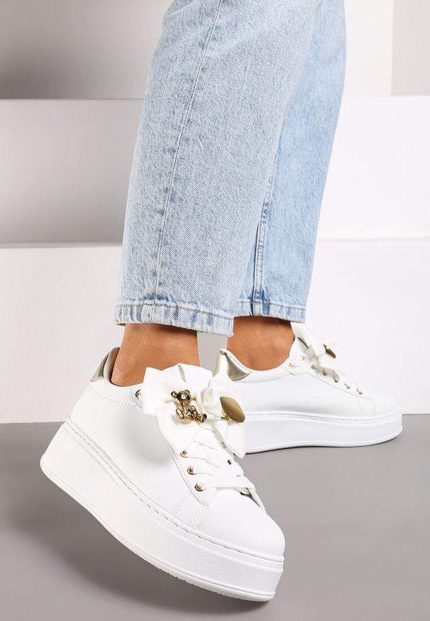 Born2be - Biało-Złote Sneakersy na Platformie z Kokardką i Broszką Grivia. Okazja: na co dzień. Kolor: biały. Materiał: jeans, satyna. Wzór: aplikacja. Obcas: na platformie