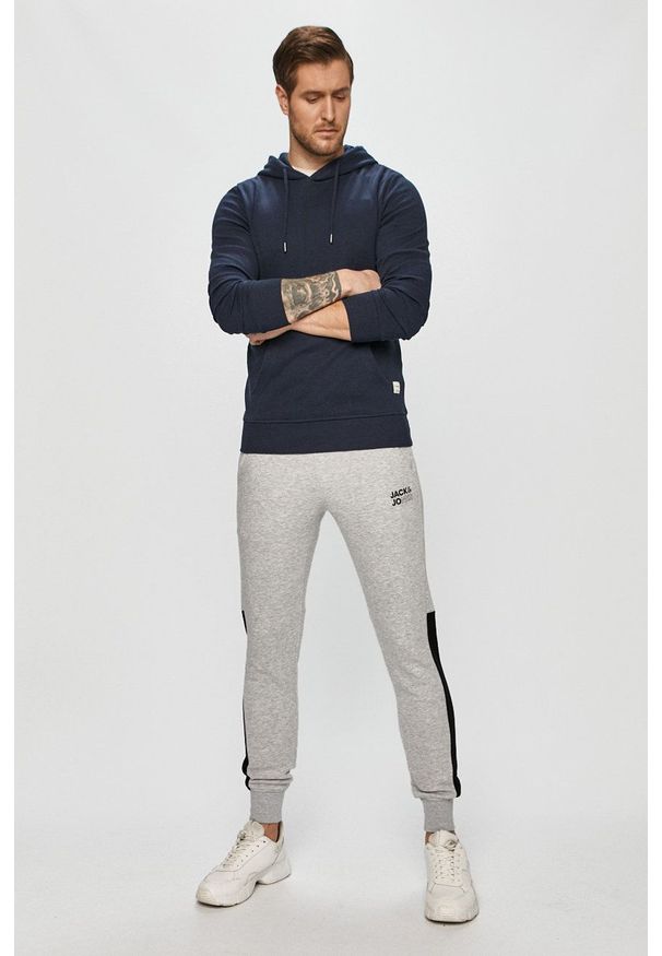 Jack & Jones Bluza męska kolor granatowy z kapturem gładka. Okazja: na co dzień. Typ kołnierza: kaptur. Kolor: niebieski. Materiał: dzianina. Wzór: gładki. Styl: casual