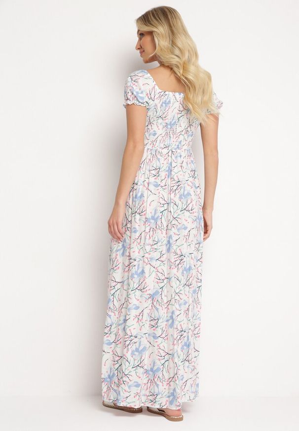 Born2be - Biało-Niebieska Rozkloszowana Sukienka w Kwiaty z Marszczonym Dekoltem Disteria. Okazja: na co dzień. Kolor: biały. Materiał: jeans. Wzór: kwiaty. Sezon: lato, wiosna. Styl: elegancki, vintage, casual