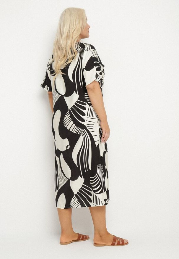 Born2be - Czarna Sukienka o Pudełkowym Kroju z Dekoltem w Serek w Abstrakcyjny Print Salliven. Okazja: na co dzień. Typ kołnierza: dekolt w serek. Kolekcja: plus size. Kolor: czarny. Długość rękawa: krótki rękaw. Wzór: nadruk. Typ sukienki: dla puszystych. Styl: elegancki, casual
