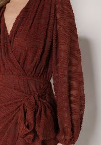 Born2be - Brązowa Kopertowa Sukienka z Tkaniny Plumeti Zenorava. Typ kołnierza: dekolt w kształcie V. Kolor: brązowy. Materiał: tkanina. Długość rękawa: długi rękaw. Wzór: aplikacja. Typ sukienki: kopertowe. Styl: klasyczny, elegancki #3