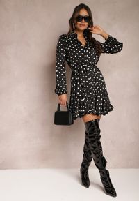 Renee - Czarna Koszulowa Sukienka Mini w Kropki z Wiązanym Paskiem Montessa. Kolor: czarny. Materiał: materiał. Wzór: kropki. Typ sukienki: koszulowe. Długość: mini #4