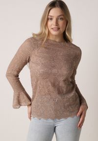Born2be - Brązowa Koronkowa Bluzka z Falbanką i Rozszerzanymi Rękawami Nelaetia. Typ kołnierza: kołnierz z falbankami. Kolor: brązowy. Materiał: koronka. Wzór: koronka. Styl: elegancki, klasyczny #6