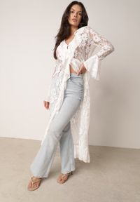 Born2be - Biała Narzutka Plażowa o Fasonie Długiej Sukienki z Koronki Ozdobiona Falbankami Araqiel. Okazja: na plażę. Typ kołnierza: kołnierz z falbankami. Kolor: biały. Materiał: koronka. Wzór: aplikacja, koronka. Sezon: lato. Styl: wakacyjny #8