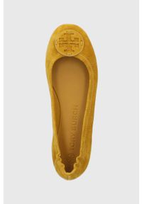 Tory Burch Baleriny zamszowe kolor żółty na płaskim obcasie. Nosek buta: okrągły. Kolor: żółty. Materiał: zamsz. Obcas: na obcasie. Wysokość obcasa: niski #3