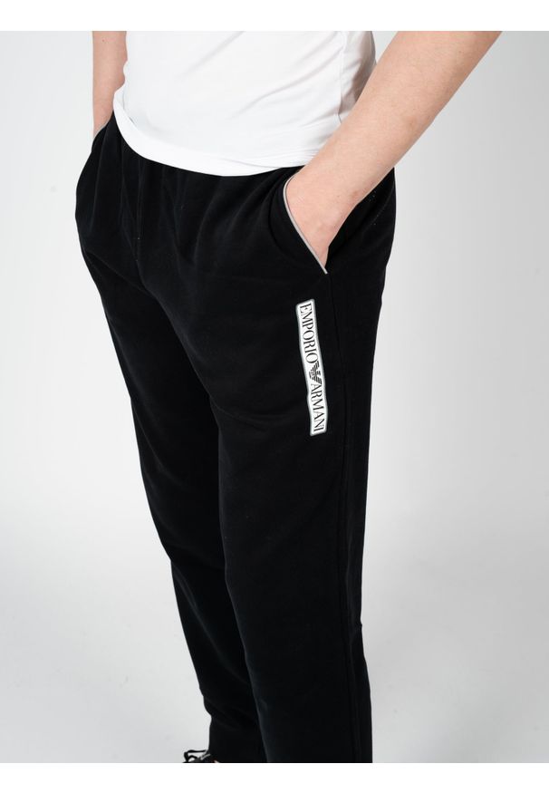 Emporio Armani Spodnie | 1116903-F573 | Mężczyzna | Czarny. Okazja: na co dzień. Kolor: czarny. Materiał: bawełna. Wzór: nadruk. Styl: sportowy, elegancki, casual