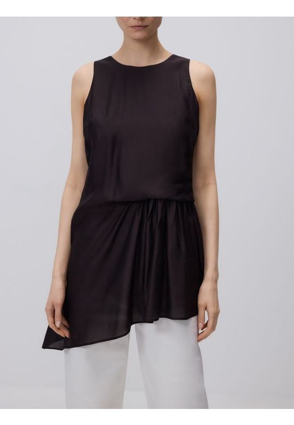 Reserved - Bluzka z asymetrycznym dołem - ciemnobrązowy. Kolor: brązowy. Materiał: wiskoza, tkanina