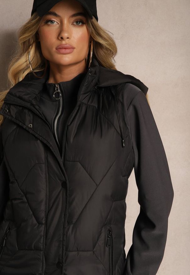 Renee - Czarna Kamizelka z Pikowaniem Ściągaczami i Kapturem z Możliwością Odpięcia Norinvia. Kolor: czarny. Materiał: dzianina, jeans. Styl: sportowy