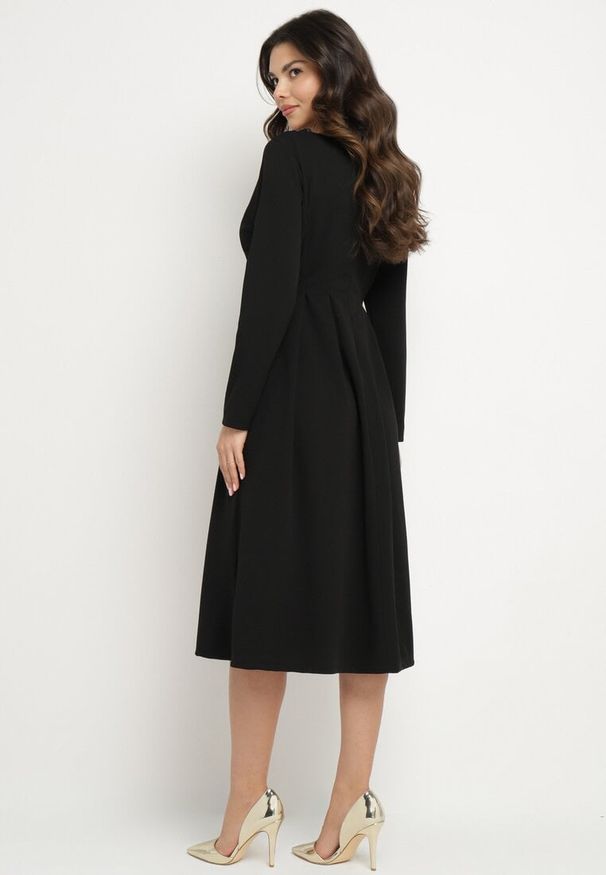 Born2be - Czarna Elegancka Sukienka Rozkloszowana Temarielis. Kolor: czarny. Długość rękawa: długi rękaw. Typ sukienki: rozkloszowane, oversize. Styl: elegancki