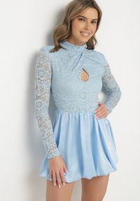 Born2be - Niebieska Rozkloszowana Sukienka o Kroju Bombki z Koronką i Wycięciem Desarilla. Okazja: na co dzień. Typ kołnierza: kołnierzyk stójkowy. Kolor: niebieski. Materiał: koronka. Długość rękawa: długi rękaw. Wzór: koronka. Typ sukienki: bombki. Styl: casual #6