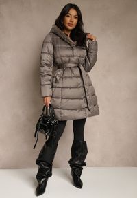 Renee - Szara Pikowana Kurtka z Nieodpinanym Kapturem o Długim Kroju z Paskiem Lidassea. Okazja: na co dzień. Kolor: szary. Materiał: jeans. Długość: długie. Styl: casual #4