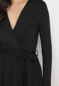 Born2be - Czarna Sukienka Kopertowa z Wiskozą Wiązana w Talii Drestalia. Okazja: na co dzień. Typ kołnierza: dekolt w kształcie V. Kolor: czarny. Materiał: wiskoza. Długość rękawa: długi rękaw. Typ sukienki: kopertowe. Styl: casual, klasyczny #5
