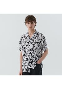 Cropp - Wzorzysta koszula z krótkim rękawem - Biały. Kolor: biały. Materiał: włókno, wiskoza. Długość rękawa: krótki rękaw. Długość: krótkie. Sezon: lato. Styl: klasyczny #1