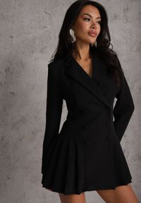 Renee - Czarna Rozkloszowana Sukienka Marynarka VICES z Usztywnianymi Ramionami Ilarita. Kolor: czarny. Materiał: tkanina. Wzór: gładki. Typ sukienki: kopertowe, trapezowe. Styl: elegancki #1