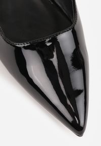 Renee - Czarne Sandały Lakierowane na Płaskiej Podeszwie z Ozdobnym Paskiem Delaniael. Okazja: na co dzień. Zapięcie: pasek. Kolor: czarny. Materiał: lakier. Sezon: lato. Obcas: na płaskiej podeszwie. Styl: elegancki, casual #2