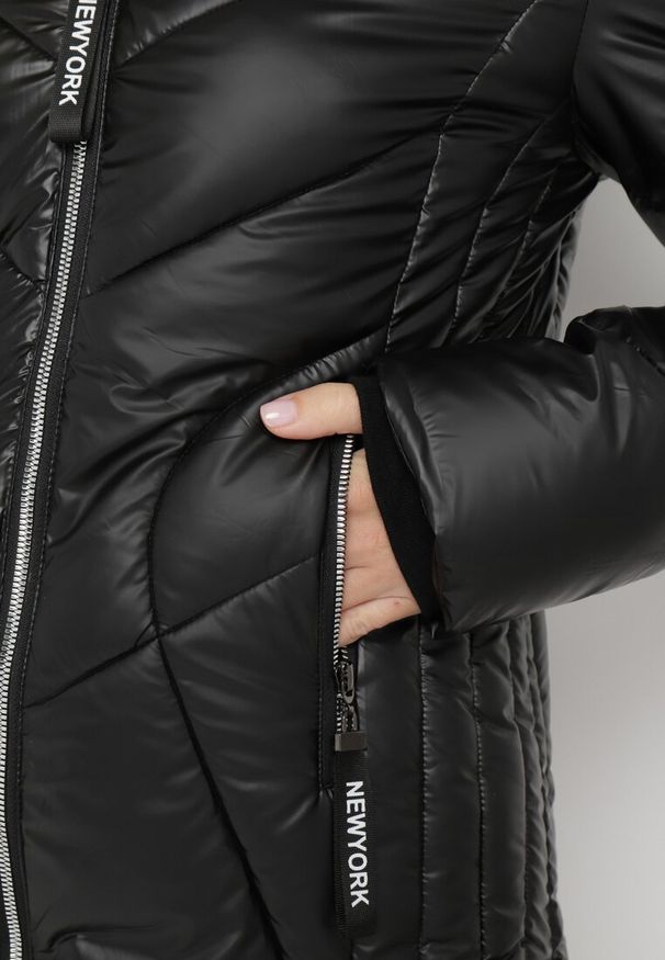 Born2be - Czarna Pikowana Kurtka z Kapturem Ozdobionym Futerkiem Caelara. Typ kołnierza: kaptur. Kolor: czarny. Materiał: futro. Wzór: aplikacja