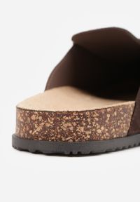 Born2be - Brązowe Klapki w Stylu Muli na Korkowej Podeszwie z Przeszyciami Sophereia. Okazja: na co dzień. Kolor: brązowy. Materiał: len. Wzór: aplikacja. Styl: klasyczny, casual #8