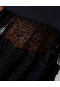 ICON - Czarna koronkowa sukienka La Bambola. Typ kołnierza: dekolt w kształcie V. Kolor: czarny. Materiał: koronka. Wzór: koronka. Typ sukienki: rozkloszowane, dopasowane. Styl: wakacyjny. Długość: midi