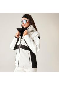 DARE 2B - Kurtka narciarska damska z membraną Issy Dare 2b. Kolor: czarny, biały, wielokolorowy. Materiał: tkanina. Wzór: aplikacja. Sezon: zima. Sport: narciarstwo #1