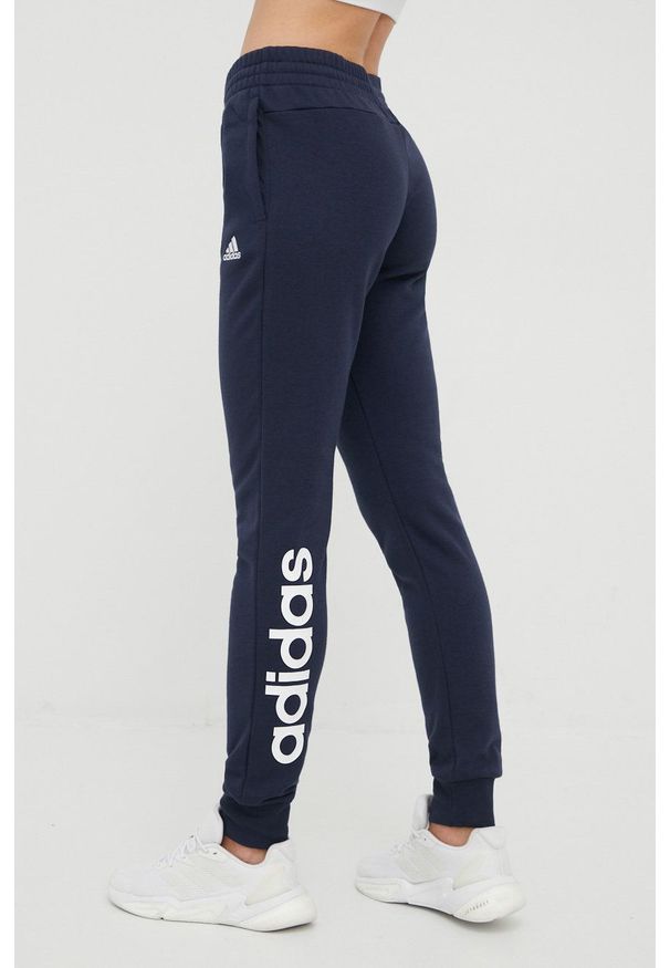 Adidas - adidas spodnie dresowe damskie kolor granatowy z nadrukiem. Kolor: niebieski. Materiał: dresówka. Wzór: nadruk