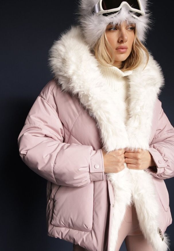 Renee - Różowa Kurtka Pikowana z Kapturem i Odpinanymi Futerkowymi Wstawkami Izafera. Okazja: na co dzień. Typ kołnierza: kaptur. Kolor: różowy. Materiał: jeans. Styl: elegancki, casual