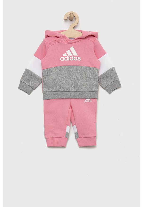 Adidas - adidas komplet dziecięcy kolor różowy. Kolor: różowy. Materiał: bawełna