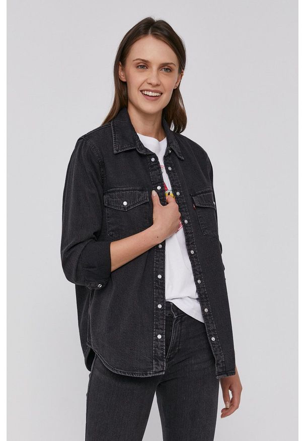 Levi's® - Levi's Koszula jeansowa damska kolor czarny regular z kołnierzykiem klasycznym. Okazja: na spotkanie biznesowe, na co dzień. Typ kołnierza: kołnierzyk klasyczny. Kolor: czarny. Materiał: jeans. Długość rękawa: długi rękaw. Długość: długie. Styl: klasyczny