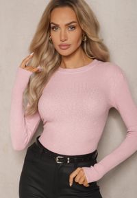 Renee - Jasnoróżowy Prążkowany Sweter z Bawełną Ozdobiony Cyrkoniami Romilea. Okazja: na co dzień, na imprezę. Kolor: różowy. Materiał: prążkowany, bawełna. Długość rękawa: długi rękaw. Długość: długie. Wzór: aplikacja. Styl: casual, elegancki, klasyczny #3