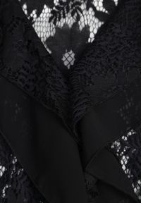 Renee - Czarna Narzutka Sukienka Plażowa Boho z Koronki Ozdobiona Guzikami i Falbanami Palmeda. Okazja: na plażę. Kolor: czarny. Materiał: koronka. Wzór: aplikacja, koronka. Sezon: lato. Typ sukienki: proste. Styl: boho #7