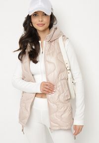Born2be - Różowa Kamizelka Pikowana z Odpinanym Kapturem Vilzeki. Okazja: na co dzień. Kolor: różowy. Materiał: jeans. Styl: klasyczny, casual, elegancki #1