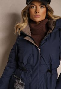 Renee - Granatowa Kurtka Parka ze Ściągaczami w Talii i Kapturem Zdobiona Zawieszką Zeriena. Okazja: na co dzień. Kolor: niebieski. Materiał: jeans. Długość rękawa: długi rękaw. Długość: długie. Wzór: aplikacja. Styl: elegancki, casual #5