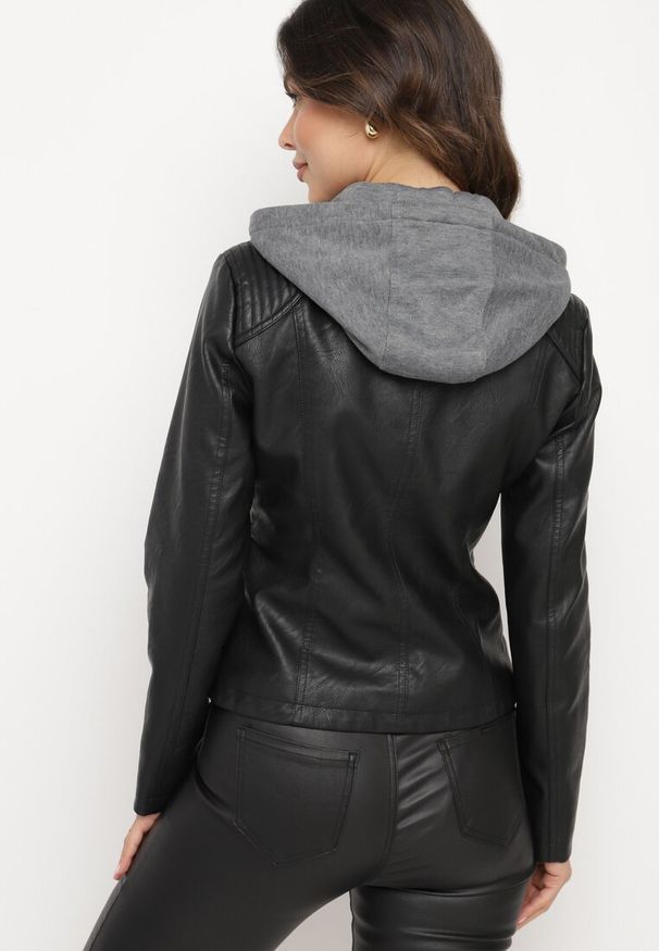 Born2be - Czarna Kurtka Ramoneska o Taliowanym Kroju z Odpinanym Kapturem Imitującym Bluzę Ivalani. Okazja: na co dzień. Kolor: czarny. Materiał: jeans. Styl: casual, sportowy, klasyczny