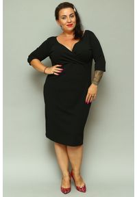 KARKO - Sukienka wieczorowa z kopertowym dekoltem plus size BONITA dzianinowa ołówkowa czarna PROMOCJA. Okazja: na imprezę, do pracy, na randkę. Typ kołnierza: dekolt kopertowy. Kolekcja: plus size. Kolor: czarny. Materiał: dzianina. Typ sukienki: kopertowe, dla puszystych, ołówkowe. Styl: wizytowy. Długość: midi #1